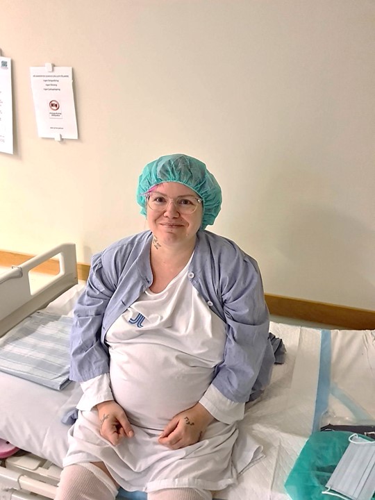 Vi väntar vid desken utanför operation.