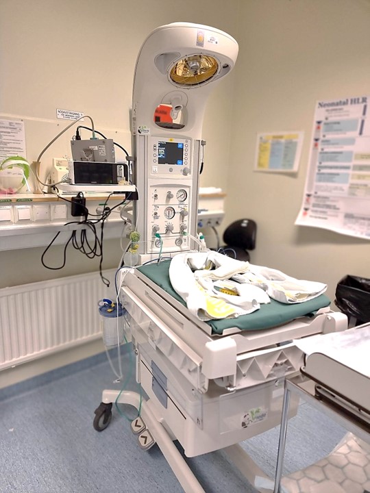 Här skall vårt lilla barn straxt ligga för att kontrolleras! Jag började gråta när jag förstod detta.