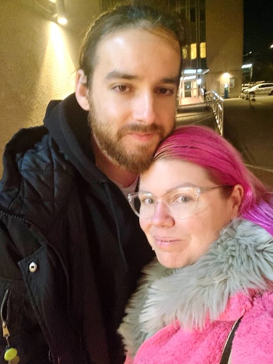 Jag och Thobbe tar en bild på oss utanför ingången till förlossningen.