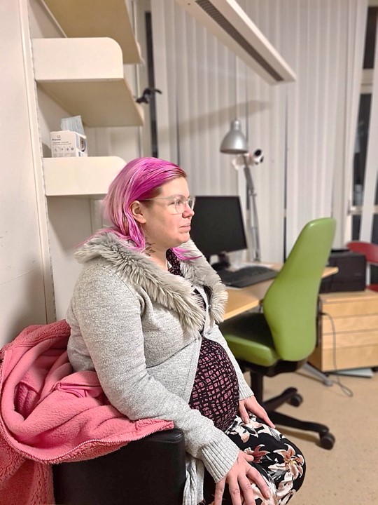 Jag och Thobbe väntar i ett inskrivningsrum på sjukhuset.